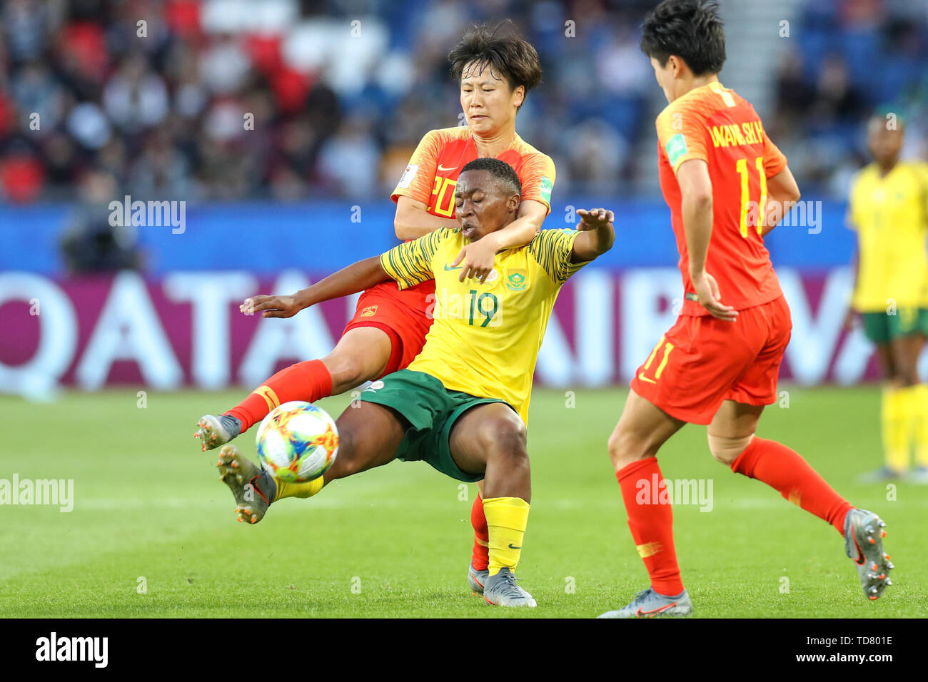 Paris, Frankreich. 13. Juni, 2019. Ramalepe von Südafrika und der. Gu Y Sh China, Gruppe B der ersten Runde von der Frauen-WM im Parc des Princes Stadion in Paris, Frankreich am Donnerstag, den 13. (Foto: VANESSA CARVALHO/BRASILIEN FOTO PRESSE) Credit: Brasilien Foto Presse/Alamy leben Nachrichten Stockfoto