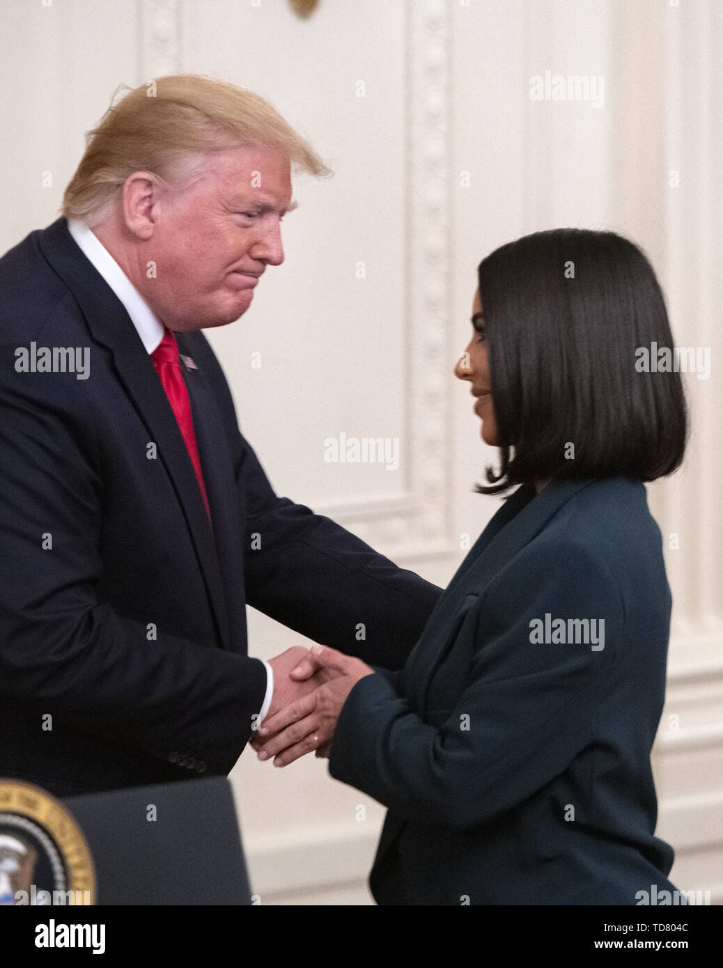 Washington, District of Columbia, USA. 13. Juni, 2019. Kim Kardashian West schüttelt Hände mit United States President Donald J. Trumpf, nachdem er auf Ihre Bemerkungen, die die Errungenschaften der Präsident Donald J. Trumpf Administration auf Zweite Chance Einstellung und Personalentwicklung im East Room des Weißen Hauses zu machen. Credit: Ron Sachs/CNP/ZUMA Draht/Alamy leben Nachrichten Stockfoto
