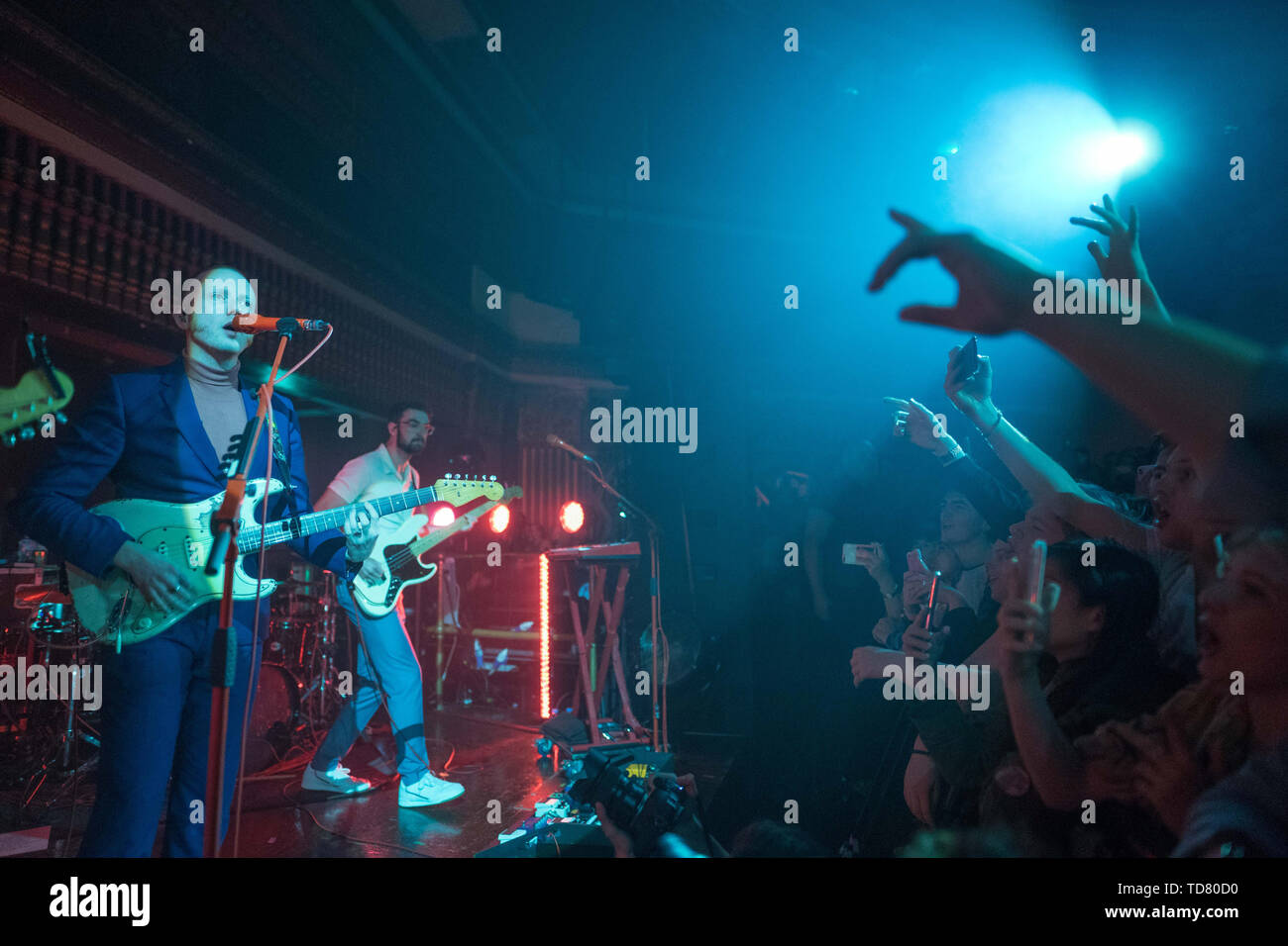 London, Großbritannien. Donnerstag, 13 Juni, 2019, zwei Tür Cinema Club auf der Bühne am PRYZM in Kingston, London. Foto: Roger Garfield/Alamy leben Nachrichten Stockfoto