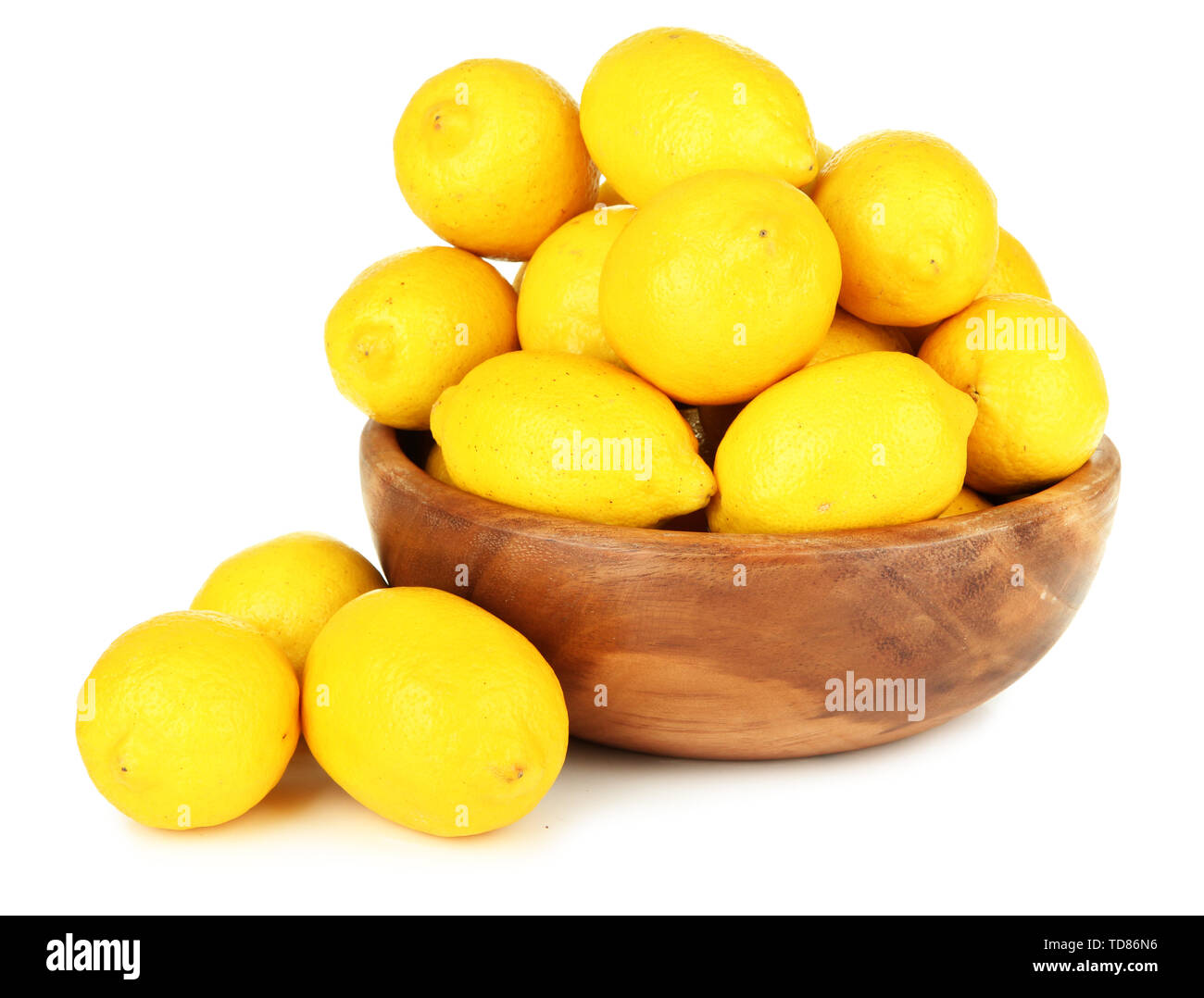 Reife Zitronen in Schale isoliert auf weißem Stockfoto
