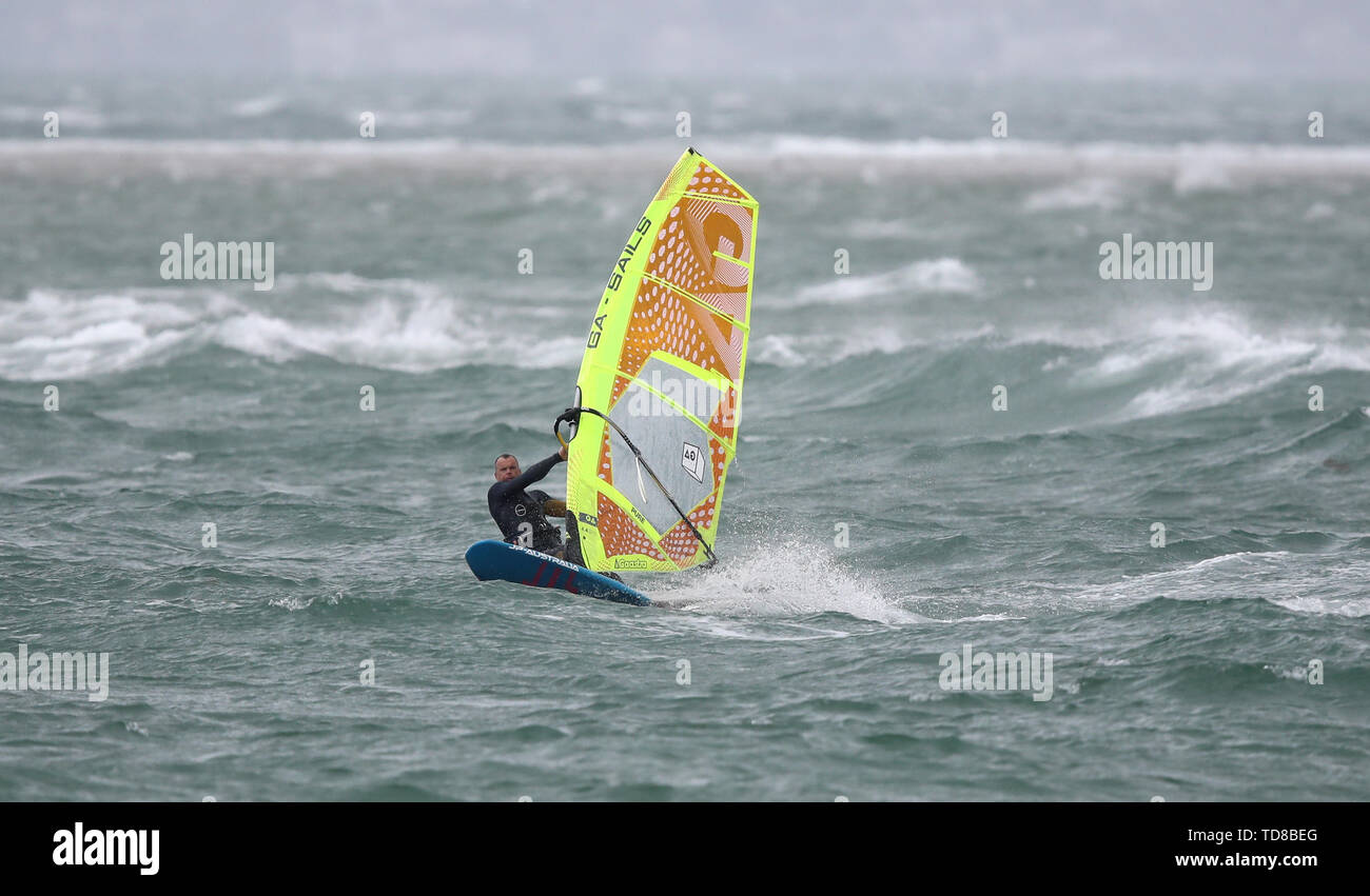 Ein Wind surfer nutzt die starken Winde aus West Beach auf Hayling ...