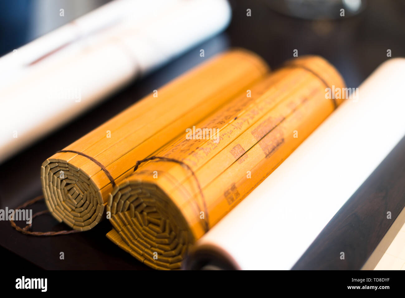 Leere Kalligraphie Blättern Papier auf Tisch in der modernen Studie Stockfoto