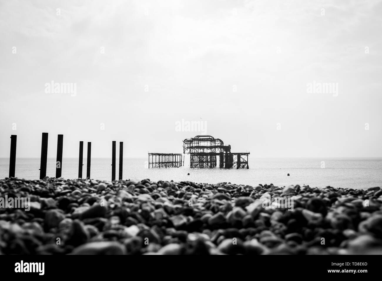 Schwarz-weiß Foto von der West Pier in Brighton. Die Rahmenbedingungen, die Struktur der alten Pier nach einem Brand. Stockfoto