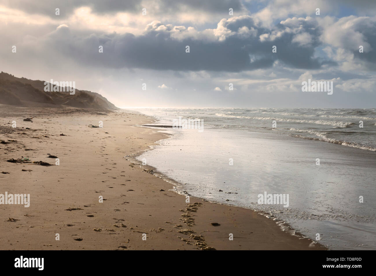 Schöne bunte Meereslandschaft mit atemberaubenden Abend licht Stockfoto