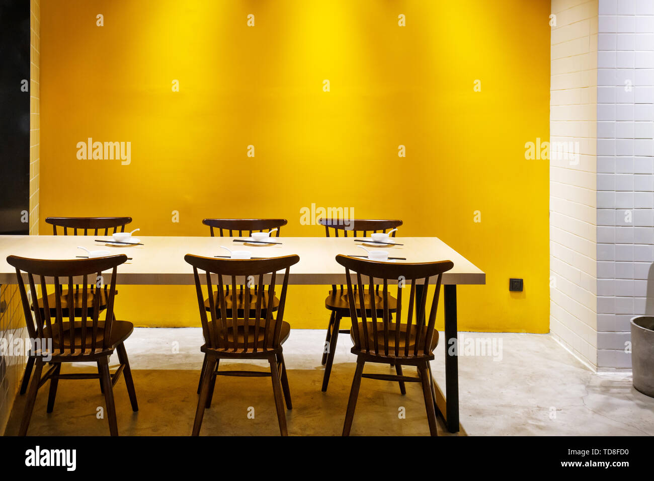 Innenraum der luxuriösen Speisesaal mit Eleganz Tabelle Stockfoto