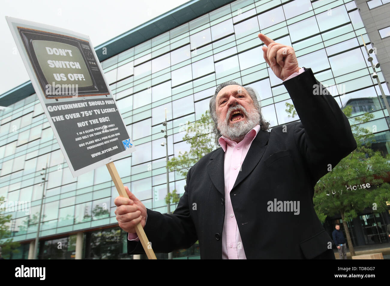 Ricky Tomlinson verbindet Demonstranten außerhalb BBC Media City in Salford, Greater Manchester, über die Entscheidung des Senders ax Free-TV Lizenzen für 3,7 Millionen Rentner. Stockfoto