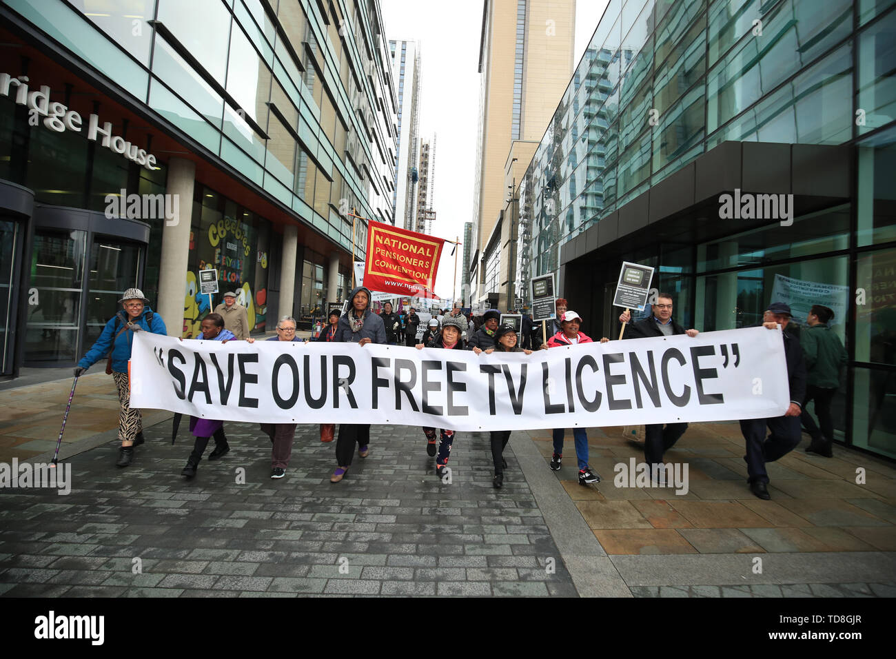 Demonstranten bei BBC Media City in Salford, Greater Manchester, über die Entscheidung des Senders ax Free-TV Lizenzen für 3,7 Millionen Rentner. Stockfoto