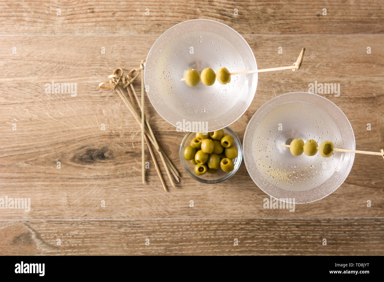 Classic Dry Martini mit Oliven auf Holztisch und grauer Hintergrund Stockfoto