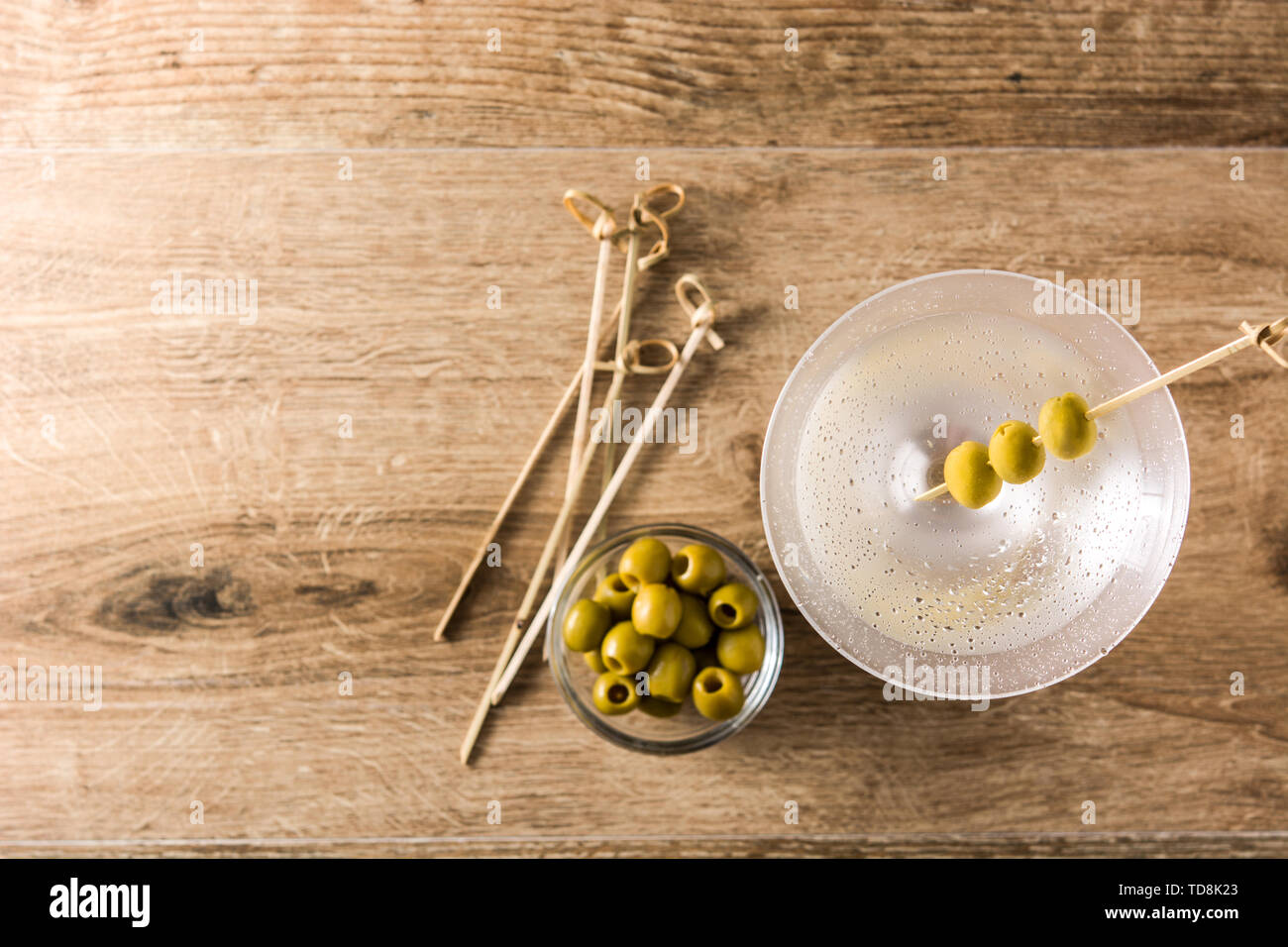 Classic Dry Martini mit Oliven auf Holztisch und grauer Hintergrund Stockfoto