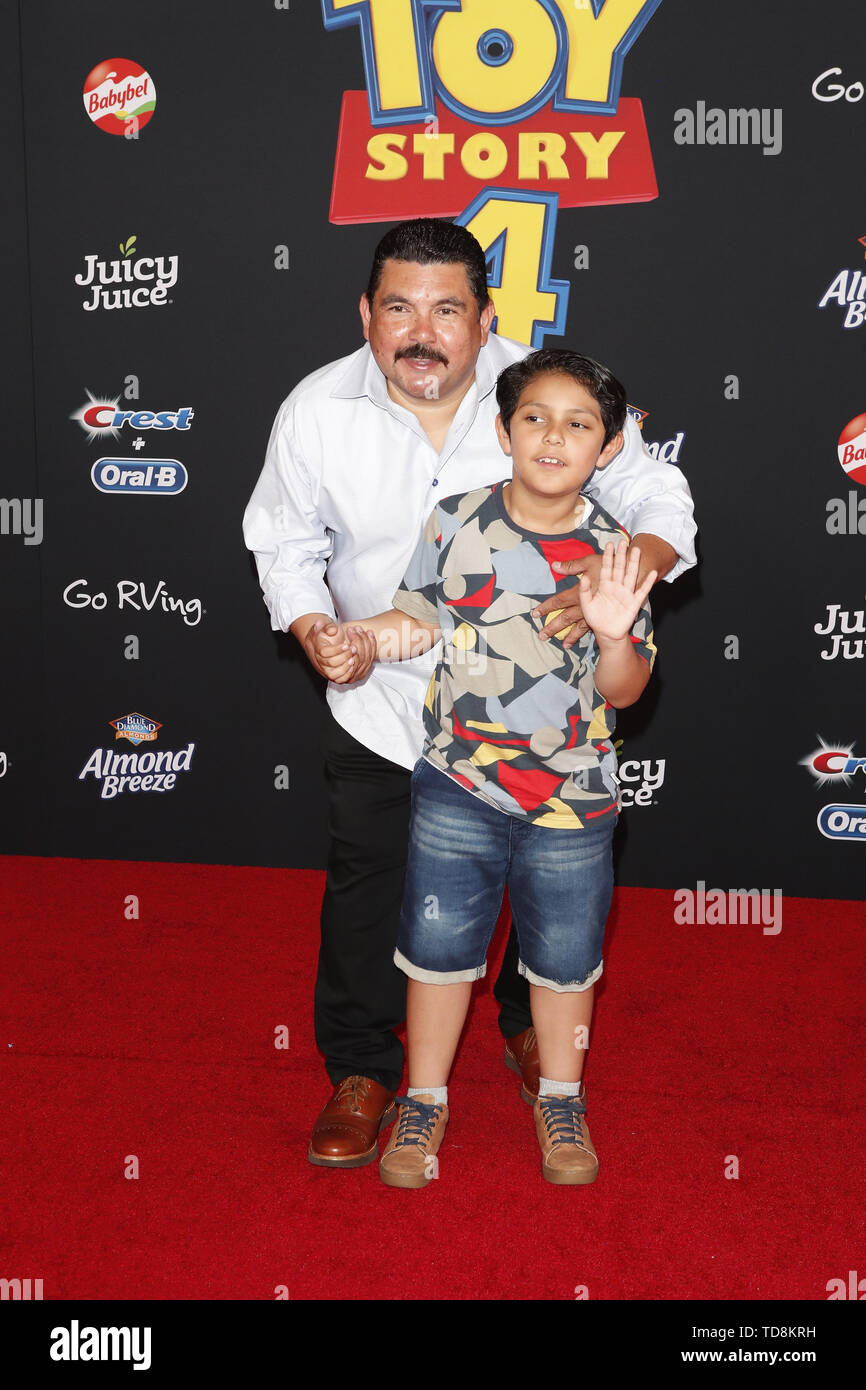 Juni 11, 2019 - Los Angeles, CA, USA - LOS ANGELES - 11.Juni: Guillermo Rodriguez, Sohn Benjamin bei den ''Toy Story 4'' Premiere am El Capitan Theatre am 11. Juni 2019 in Los Angeles, CA (Credit Bild: © Kay Blake/ZUMA Draht) Stockfoto