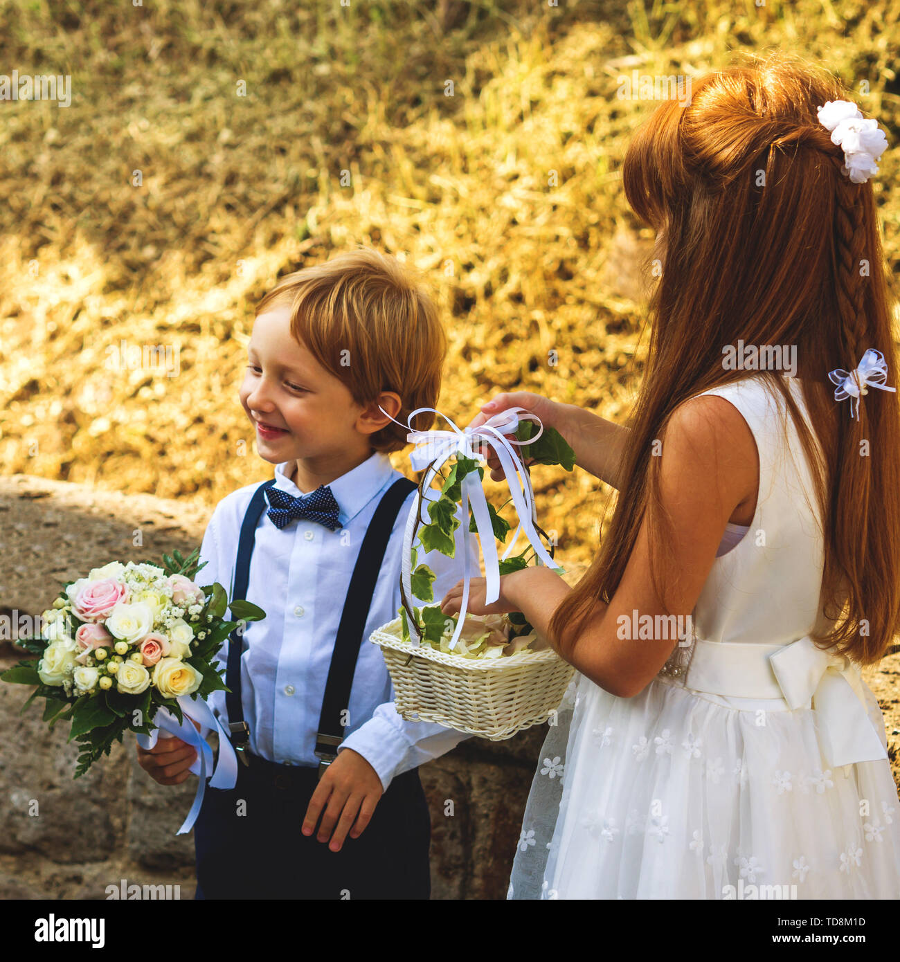 Ring bearer und Flower Girl im Sommer Hochzeit in Italien Stockfotografie -  Alamy
