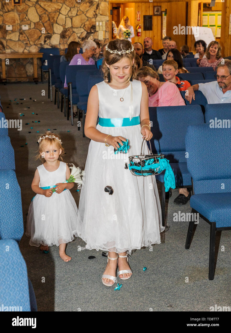 Blume Mädchen zu Fuß Gang; Hochzeit; Kongress Kirche; Buena Vista; Colorado; USA Stockfoto