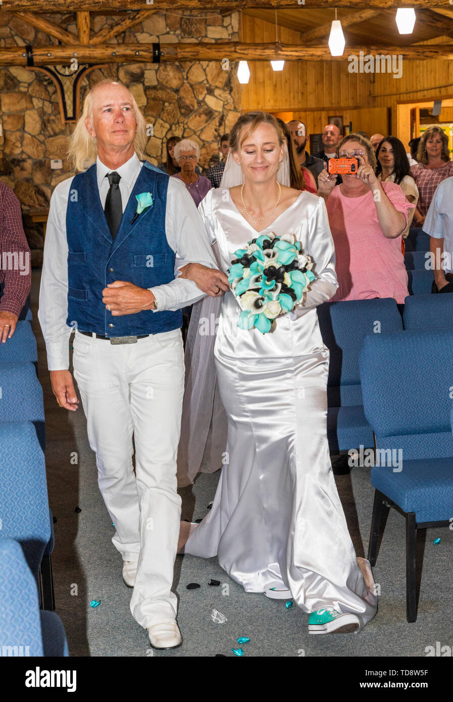 Vater zu Fuß Braut in Gang; Hochzeit; Kongress Kirche; Buena Vista; Colorado; USA Stockfoto