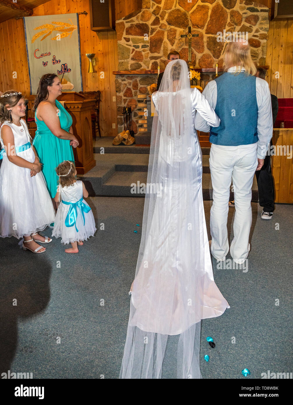 Vater zu Fuß Braut in Gang; Hochzeit; Kongress Kirche; Buena Vista; Colorado; USA Stockfoto