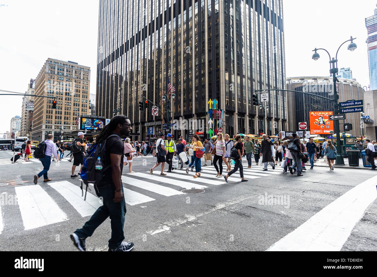New York City, USA - 31. Juli 2018: Menschen durch eine Fußgängerampel vor der Madison Square Garden (MSG o Garten) in Manhattan, New gehen Stockfoto