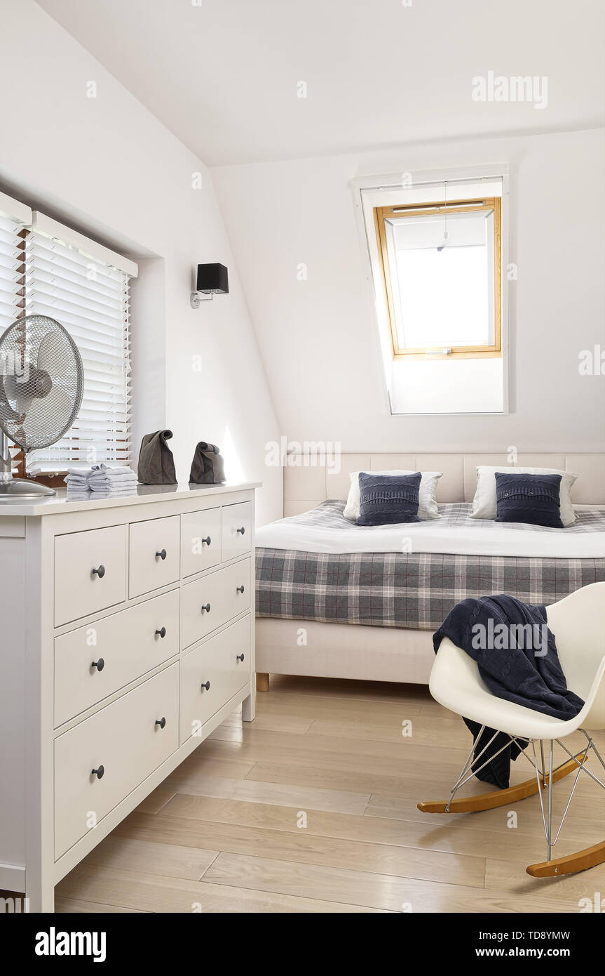Kommode und Eames Rocker in modernes Schlafzimmer mit Doppelbett britische und irische NUR RECHTE Stockfoto