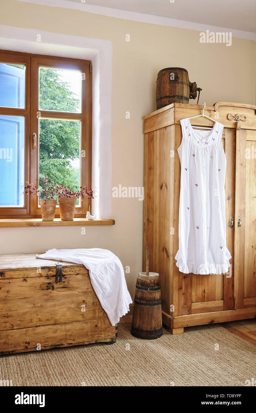 Kiefer Schrank und Truhe unter Fenster im Landhausstil Schlafzimmer  Großbritannien & Irland NUR VERWENDEN Stockfotografie - Alamy