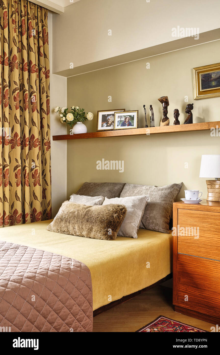 Regale über dem Bett im modernen Schlafzimmer Großbritannien & Irland NUR  VERWENDEN Stockfotografie - Alamy