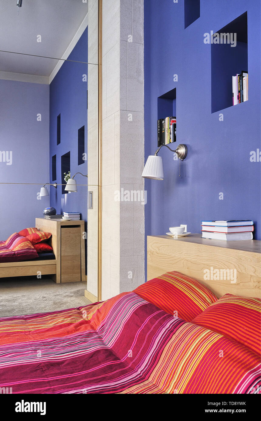 Versenkte Wand Regale Uber Doppelbett Mit Streifenmuster Bettwasche In Modernes Schlafzimmer Britische Und Irische Nur Rechte Stockfotografie Alamy