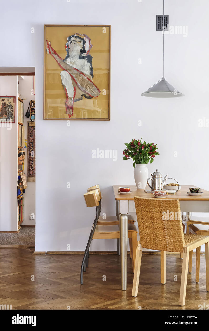 Blumenstrauß und Keramik Tassen auf dem Tisch im Speisesaal DES VEREINIGTEN KÖNIGREICHS UND IRLANDS NUR RECHTE Stockfoto