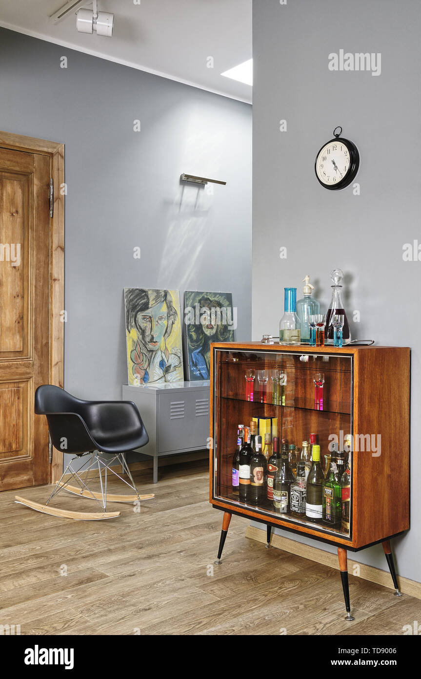 Retro Style Getränkeschrank und schwarz Eames rocker Stuhl im Flur DES VEREINIGTEN KÖNIGREICHS UND IRLANDS NUR RECHTE Stockfoto