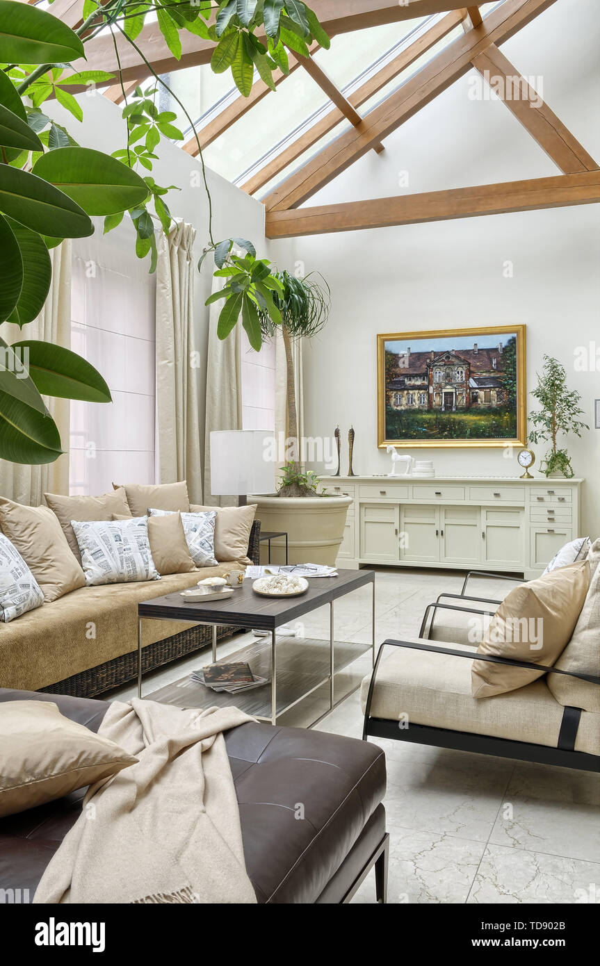 Baisers und Kaffee auf Tisch mit verchromten Beinen vor Gervasoni rattan Sofa mit Kissen und Leder Hocker in Orangerie britische und irische RIGH Stockfoto