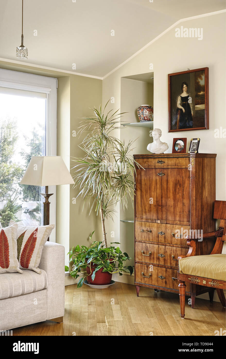 Zeitraum Kabinett und Stuhl in der Ecke des traditionellen Stil Wohnzimmer britische und irische RECHTE NUR Stockfoto