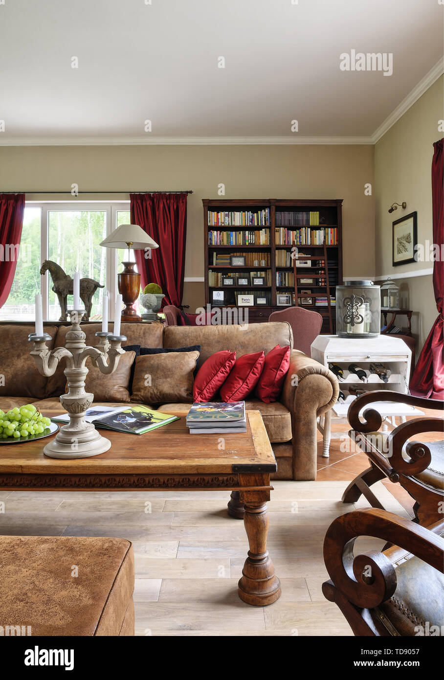 Tisch vor Leder Club Sofa im traditionellen Stil Wohnzimmer britische und irische RECHTE NUR Stockfoto