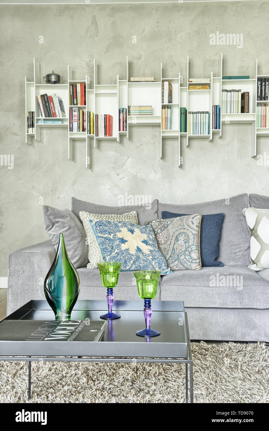 Metall schwarz Tablett Tisch vor komfortablen grauen sectional Sofa in der modernen eklektischen Wohnzimmer Großbritannien & Irland NUR VERWENDEN Stockfoto