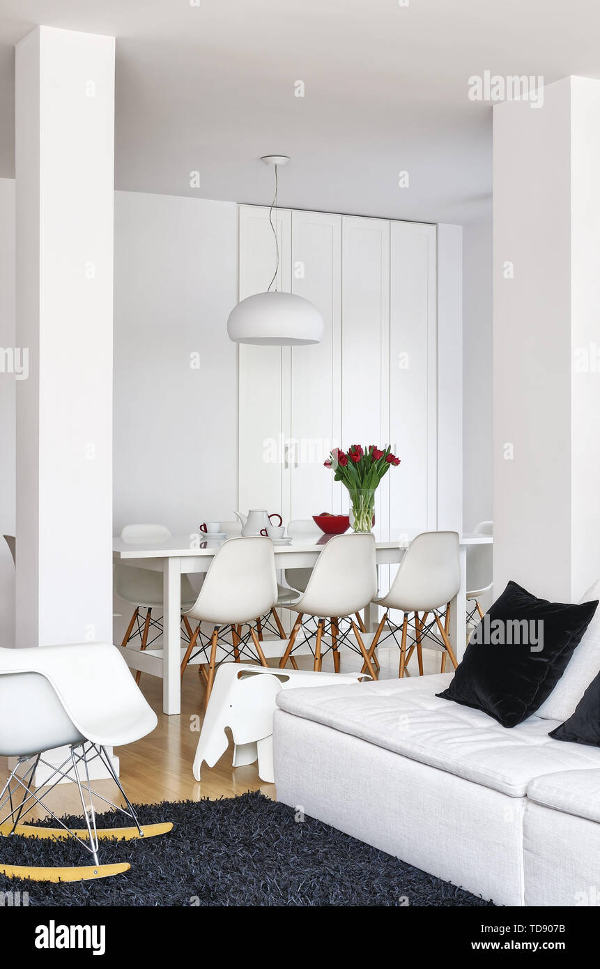 Beige Couch und Eames rocking chair vor Esszimmer Eingang Großbritannien & Irland NUR VERWENDEN Stockfoto