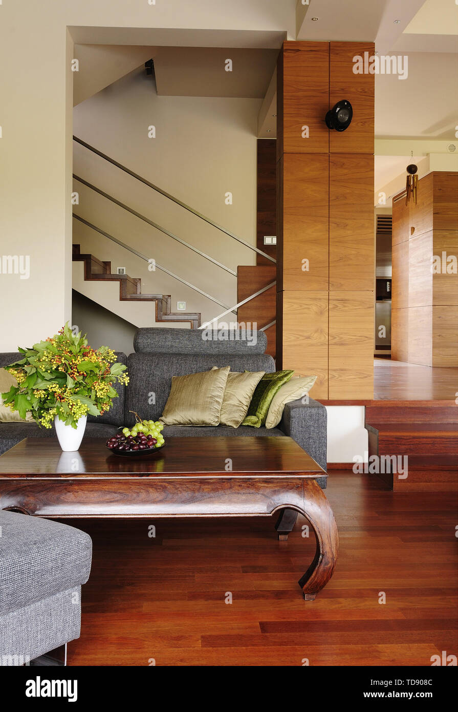 Braun Couchtisch mit cabriole Beine vor Grauen Sofa neben Wohnzimmer Eingang Großbritannien & Irland NUR VERWENDEN Stockfoto