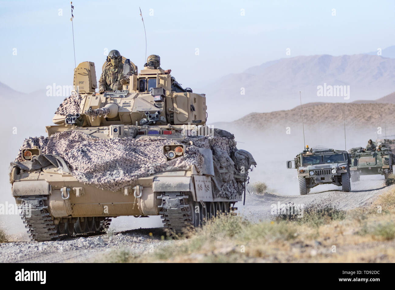 Kavallerie Pfadfinder von der Nevada Army National Guard 1-221 st Kavallerie Regiments, 116 Brigade Combat Team, Proben taktischen Bewegungen mit der M3A2 Bradley Fighting Vehicle Juni 11, 2019, für kommende live-Missionen. Die 116 Kavallerie Brigade Combat Team ist die Ausbildung an der National Training Center Mai 24 - Juni 20 für seine Kriegszeit Mission vorzubereiten. Die Rotation baut und Soldat proficiency combatant Commanders mit einem geschult und Kraft, die in der Lage ist, zu kämpfen und sie hoffentlich zu gewinnen Kriege unserer Nation zur Verfügung zu stellen. Die Nevada Army National Guard ist eine von 13 Army National Guard Staaten Stockfoto