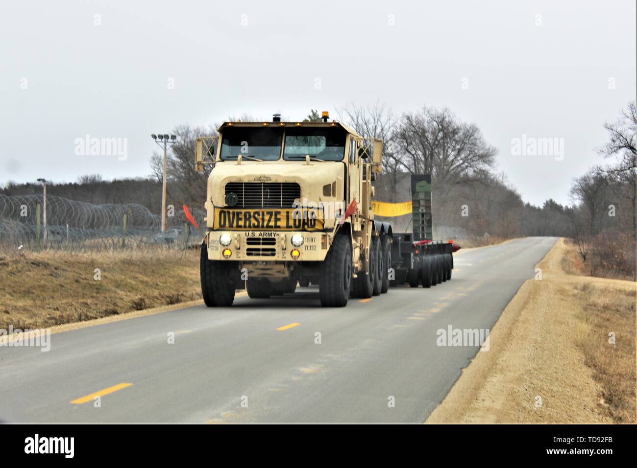 Soldaten am Fort McCoy, Wis., für die Ausbildung betreiben ein Militär-LKW auf North Post am 4. April 2019. Tausende von Service Mitglieder am Fort McCoy im April 2019 geschult. Im Herzen des oberen Mittelwesten entfernt, Fort McCoy ist der einzige US-Armee Installation in Wisconsin. Die Installation hat Unterstützung und Einrichtungen für die Feld- und Schulung von mehr als 100.000 Soldaten aus allen Dienstleistungen jedes Jahr seit 1984. (U.S. Armee Foto von Scott T. Sturkol, Public Affairs Office, Fort McCoy, Wis.) Stockfoto