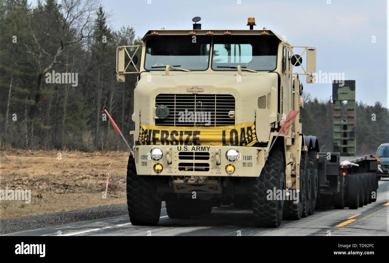 Soldaten am Fort McCoy, Wis., für die Ausbildung betreiben ein Militär-LKW auf der Autobahn 21 in der Nähe der Installation am 5. April 2019. Tausende von Service Mitglieder am Fort McCoy im April 2019 geschult. Im Herzen des oberen Mittelwesten entfernt, Fort McCoy ist der einzige US-Armee Installation in Wisconsin. Die Installation hat Unterstützung und Einrichtungen für die Feld- und Schulung von mehr als 100.000 Soldaten aus allen Dienstleistungen jedes Jahr seit 1984. (U.S. Armee Foto von Scott T. Sturkol, Public Affairs Office, Fort McCoy, Wis.) Stockfoto
