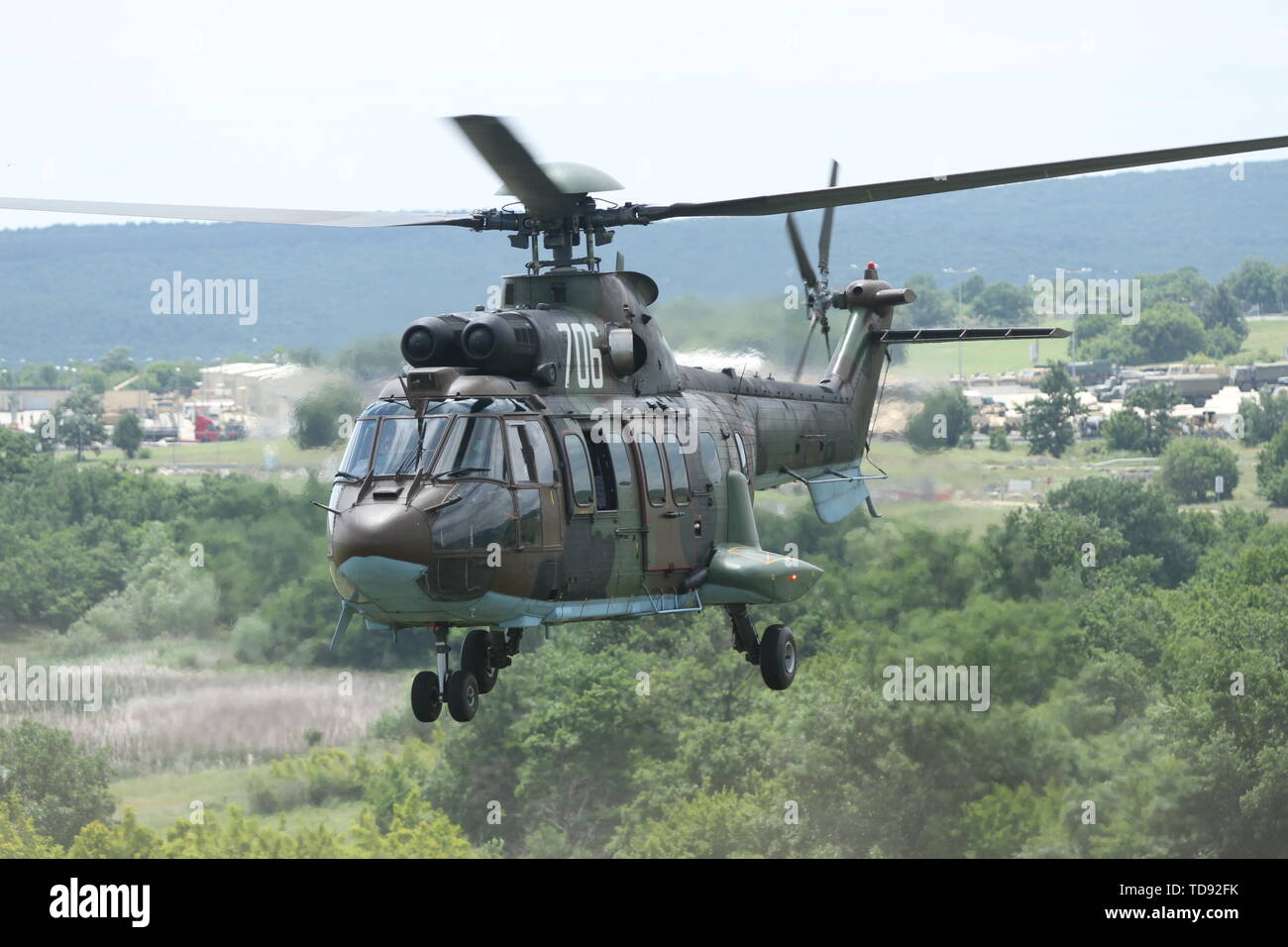 Die bulgarische Leiter der Verteidigung Allgemeine Andrey Botsev kommt von Eurocopter AS 532 Cougar Hubschrauber während Schlagen zurück 19 bei Novo Selo, Bulgarien, 12. Juni 2019. Schlagen zurück 19 ist eine multinationale Übung veranstaltet von der Bulgarischen Landstreitkräfte von Juni 6-20, 2019. Schlagen zurück 19 ist so konzipiert, dass Funktionalität und Interoperabilität mit bulgarischen, Albanisch, Griechisch, Mazedonisch Norden und US-Truppen. (U.S. Armee Foto von SPC. Abigail Graham) Stockfoto