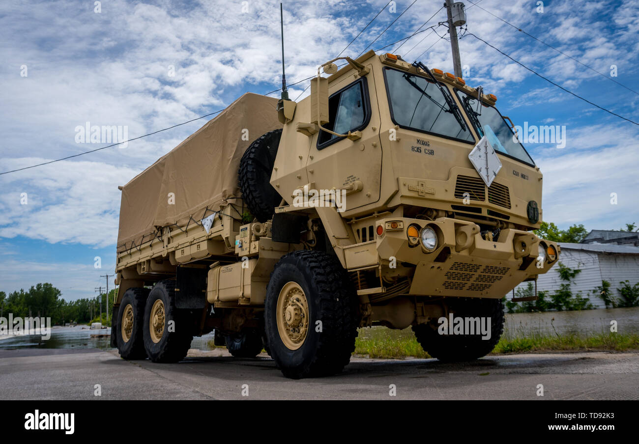 Us-Soldaten mit der Bekämpfung der 835th Sustainment Support Bataillons, Missouri Army National Guard, verwenden Sie eine 5-t Medium Tactical Vehicle zu patrouillieren, um die überfluteten Jefferson City Memorial Airport, bei Flut Hilfsmaßnahmen in Jefferson City, Mo, 6. Juni 2019. Die Missouri National Guard wurde aktiviert, um hochwasserschutz Bemühungen unterstützen als reg. Mike Parson Notstand wegen Überflutung des Missouri River. (U.S. Air National Guard Foto von älteren Flieger Audrey Chappell) Stockfoto