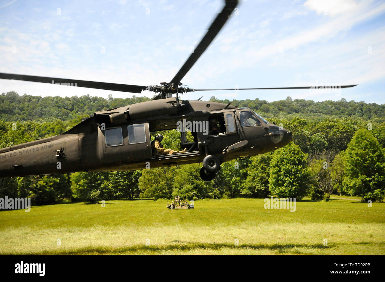 Ein UH-60 Black Hawk Hubschrauber, von Soldaten mit 28 Expeditionary Combat Aviation Brigade, fährt in Position zu schleudern, mit einem Humvee am Fort Indiantown Gap, Juni 12, 2019 geladen. Stockfoto