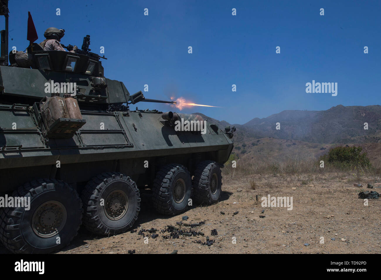 Us-Marines mit 1 Light Armored Reconnaissance Bataillon die Feuerkraft eines leichten gepanzerten Fahrzeug während der Berufsorientierung und Ausbildung für die Midshipmen (CORTRAMID) auf 222 Auf der Marine Corps Base Camp Pendleton, Kalifornien, 12. Juni 2019 zeigen. Die CORTRAMID ist für Segler eine breite Einführung in die vier wichtigsten Kriegsführung Gemeinschaften innerhalb der Marine Services zur Verfügung zu stellen und sie zu leben Aussetzen im aktiven Dienst. (U.S. Marine Corps Foto: Pfc. Andrew Cortez) Stockfoto