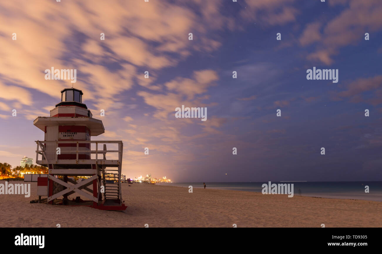 Lifeguard Station bei Nacht am Strand von Miami, Flroida, USA Stockfoto