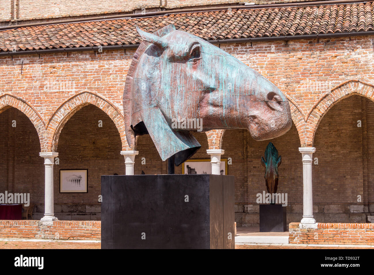 "Ich suche über für ein fernes Land", Pferdekopf Skulptur von Nic Fiddian-Green Madonna dell'Orto Kirche Kreuzgang Biennale 2019 in Venedig, Venetien, Italien Stockfoto