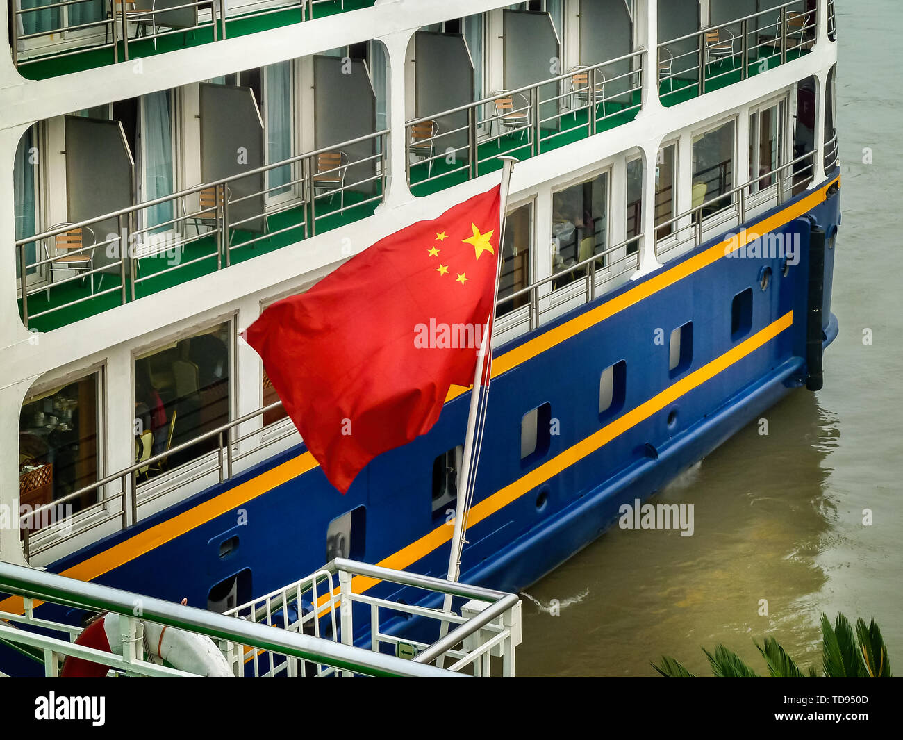 Nahaufnahme der chinesischen Flagge vor Yangtze Kreuzfahrt Schiff fliegen Stockfoto