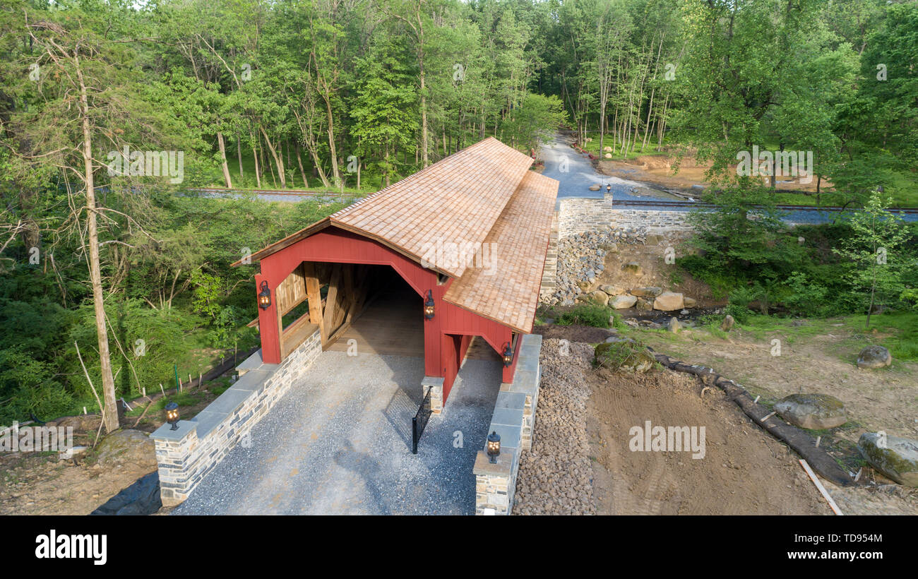 Umgebaut Pennsylvania Dutch abgedeckt Kissing Bridge Stockfoto