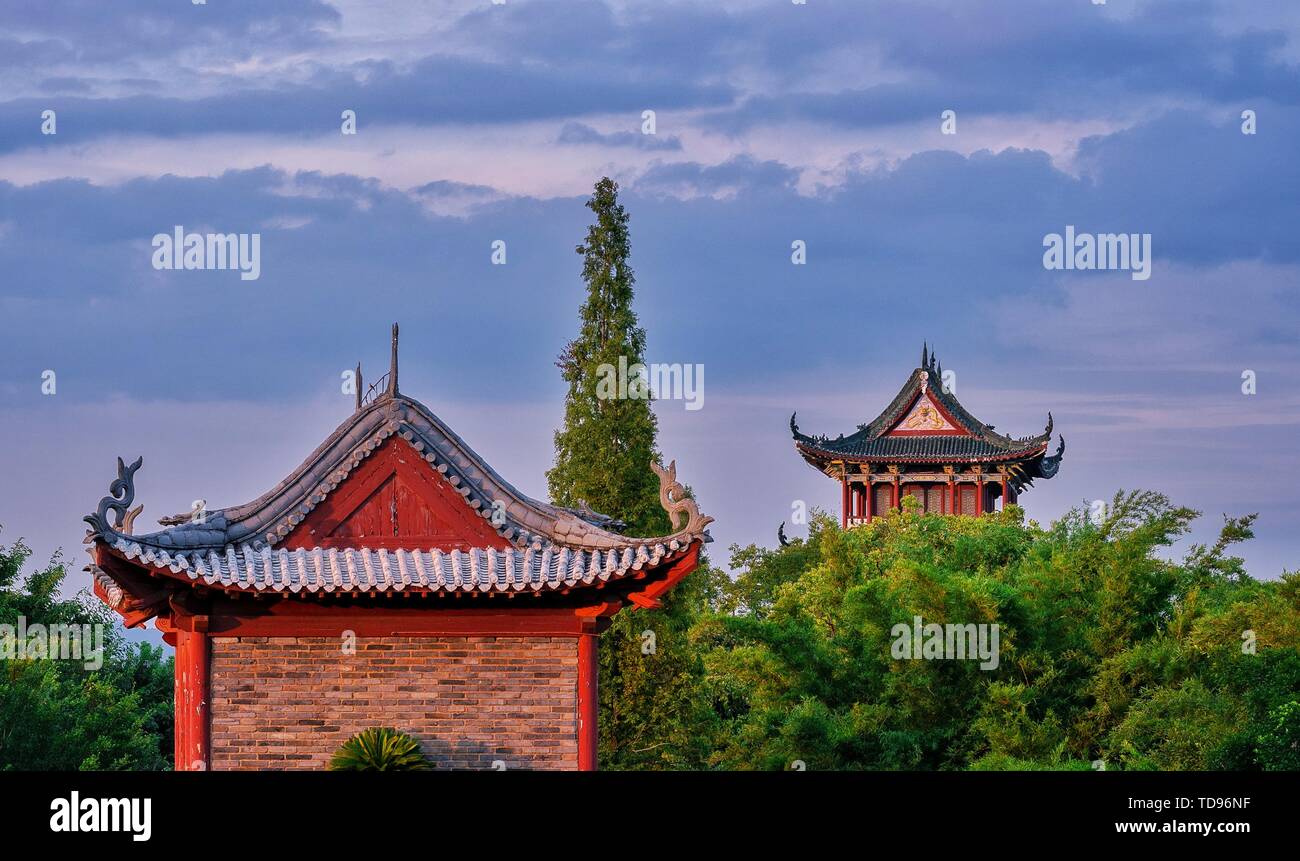 Die acht - Spiegel Plattform gebaut wurde während der Regierungszeit von jiahu in der Nördlichen Song Dynastie (1055--1063), Ganzhou ist auch eine der berühmtesten Monumenten in Jiangxi, die Plattform drei Etagen hoch, 27,8 Meter, auf die alte Stadtmauer von der Song Dynastie errichtet, die Bühne der acht Landschaft von Ganzhou zu übersehen, unter der Bühne Zhang, Gong Ershui in die Ganjiang River, North, alte Banyan Schatten, majestätisch. Stockfoto