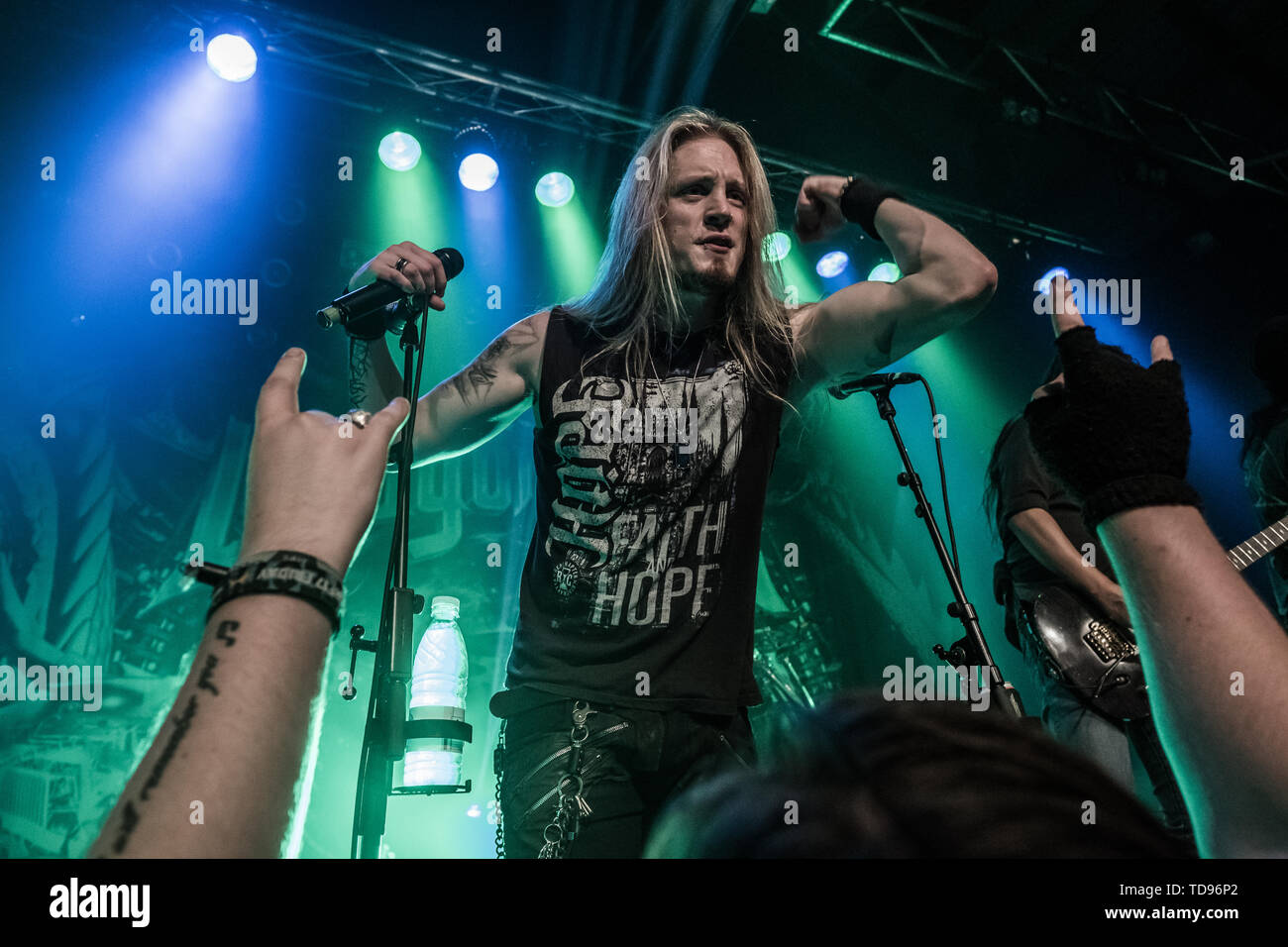 Dänemark, Kopenhagen - November 5, 2017. Die britische Power heavy metal band DragonForce führt ein Live Konzert in Pumpehuset in Kopenhagen. Hier Sänger Marc Hudson wird gesehen, live auf der Bühne. (Foto: Gonzales Foto-Bo Kallberg). Stockfoto