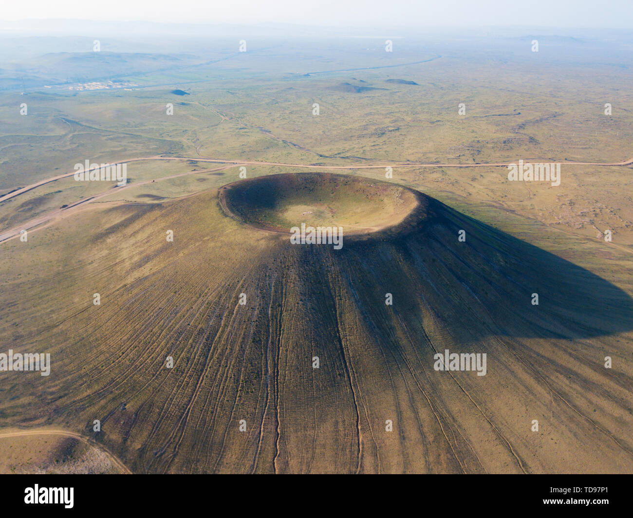 Die innere Mongolei Chahar Vulkan hat insgesamt mehr als 20, ist eine seltene Erbe der Vulkane in China, und die Schönsten ring Krater ist nur ein gut erhalten. Da rock Schlacke ist ein sehr gutes Baumaterial, viele Vulkane wurden künstlich in den letzten Jahren zerstört, was sehr bedauerlich ist. Stockfoto