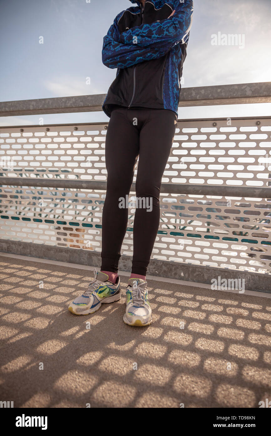 Ein junger Mann, nicht erkennbare Person stehen, tragen sportliche Kleidung. Sportliche Kleidung, Outfit, Läufer Schuhe. Stockfoto