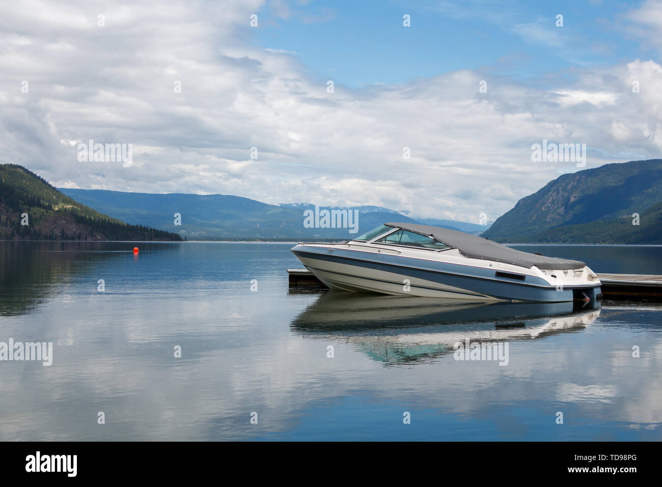 Schnellboot an Badesteg am See Stockfoto