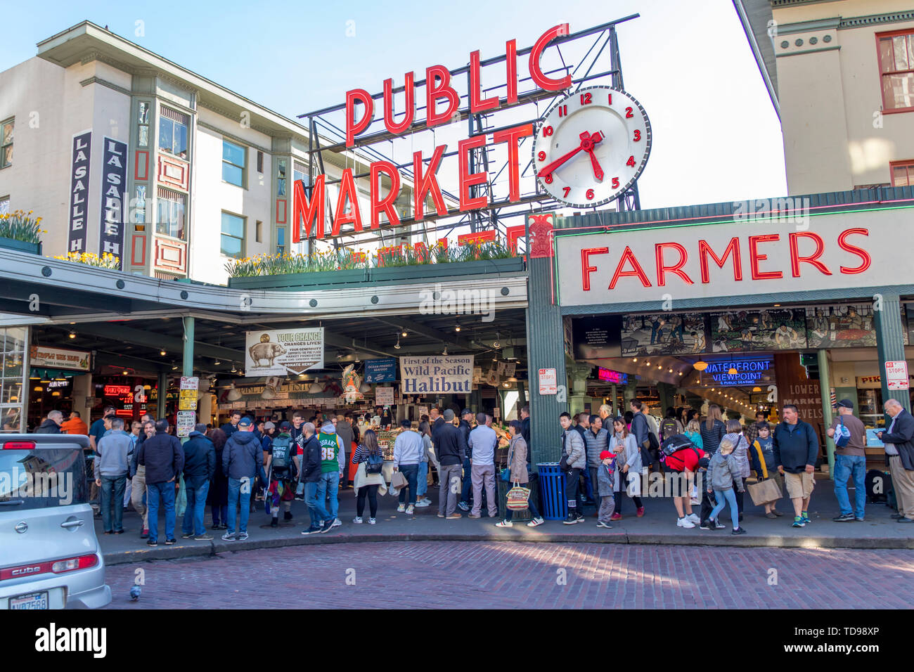 Seattle, Washington, USA / März 2019: eine Vielzahl von Menschen am Eingang des öffentlichen Markt am Pike Place in Seattle. Stockfoto