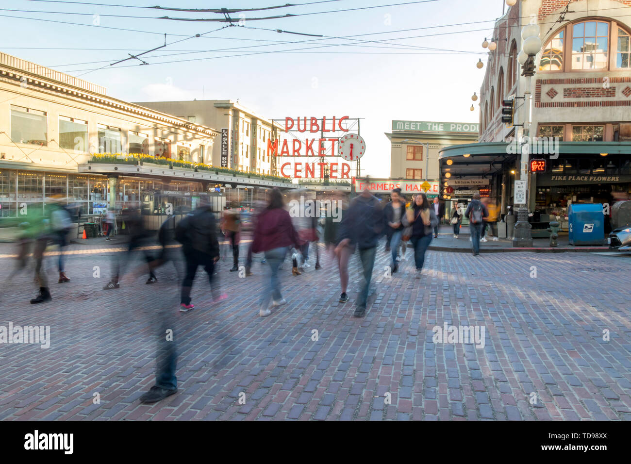 Seattle, Washington, USA / März 2019: Lange Belichtung Foto von Menschen überqueren die Straße vor der öffentlichen Market Center auf der 1. Avenue und Pike Place Stockfoto