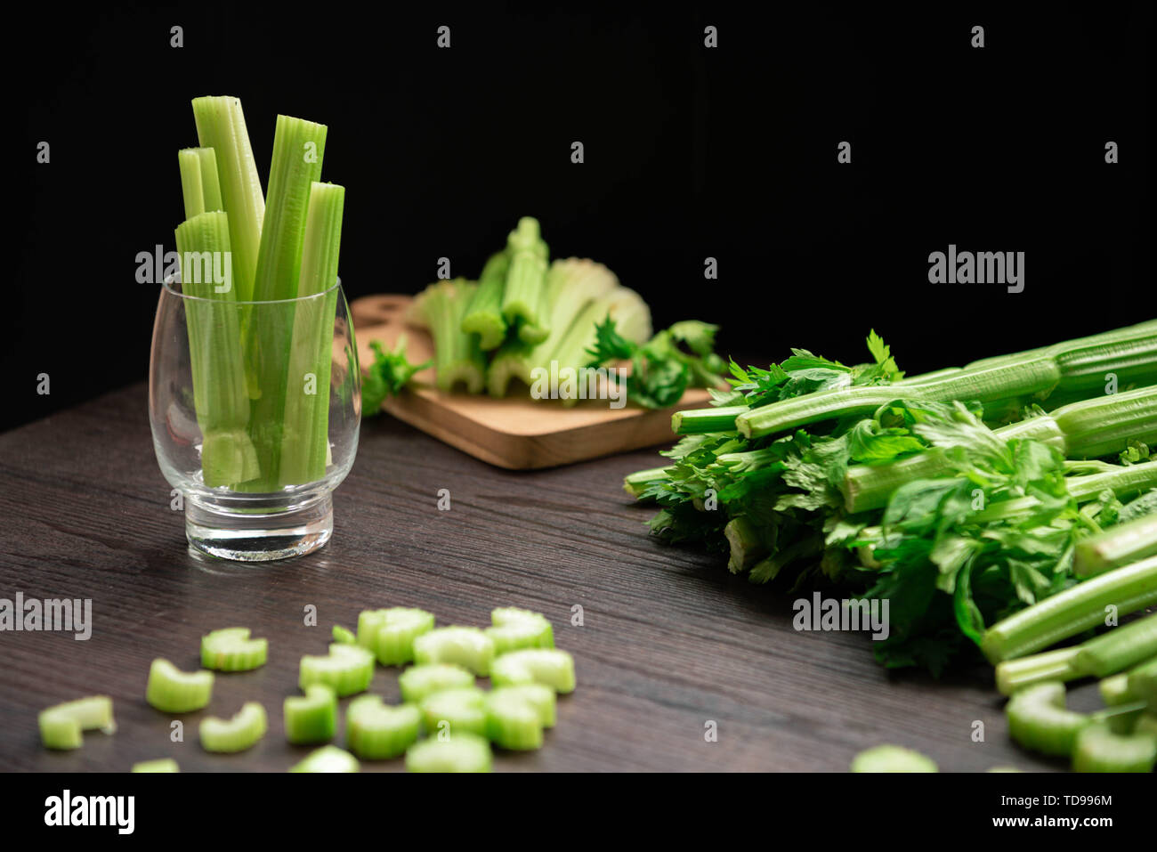 Bündel von frischen Sellerie Bedienhebel auf Holztisch mit Blättern, die für die Herstellung von Saft vorbereitet. Lebensmittel und Zutaten der gesunden Gemüse. Frische Kräuter- und Lo Stockfoto